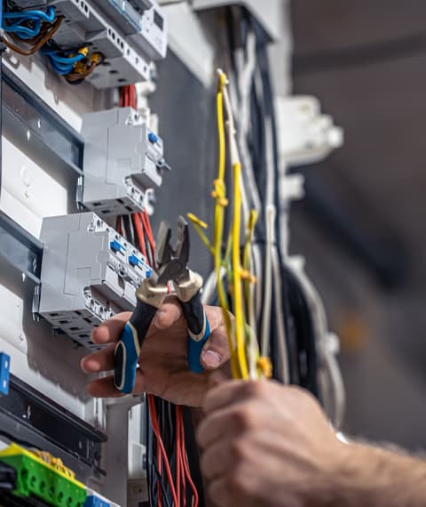 Przegląd i serwis instalacji elektrycznych